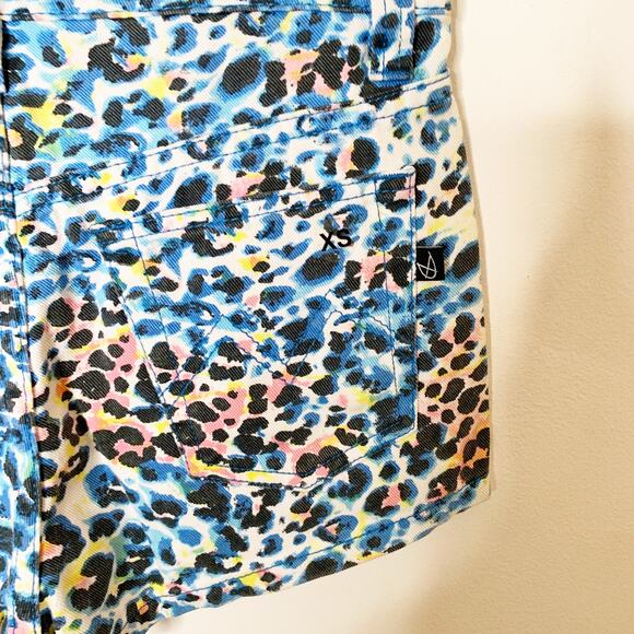 MINKPINK Button Fly Mid Rise Shorts Leopard Print - Picture 3 of 4